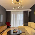 Cozy Velvet Noir, Modern & Luxury Apt, Parking *