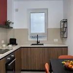 Cozy Velvet Noir, Modern & Luxury Apt, Parking