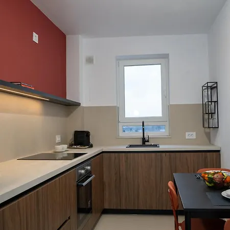 Velvet Noir, Modern & Luxury Apt, Parking *