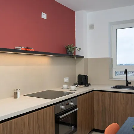 Velvet Noir, Modern & Luxury Apt, Parking Apartment *