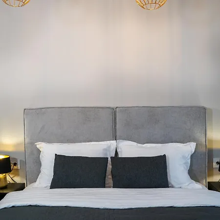 Cozy Velvet Noir, Modern & Luxury Apt, Parking