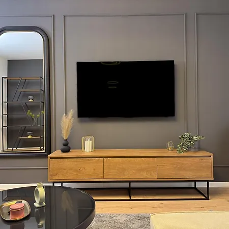 Velvet Noir, Modern & Luxury Apt, Parking *
