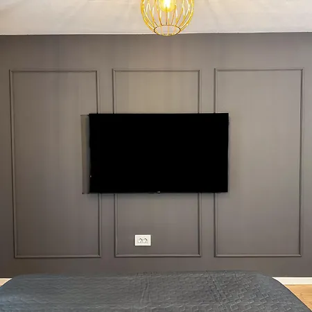 Cozy Velvet Noir, Modern & Luxury Apt, Parking
