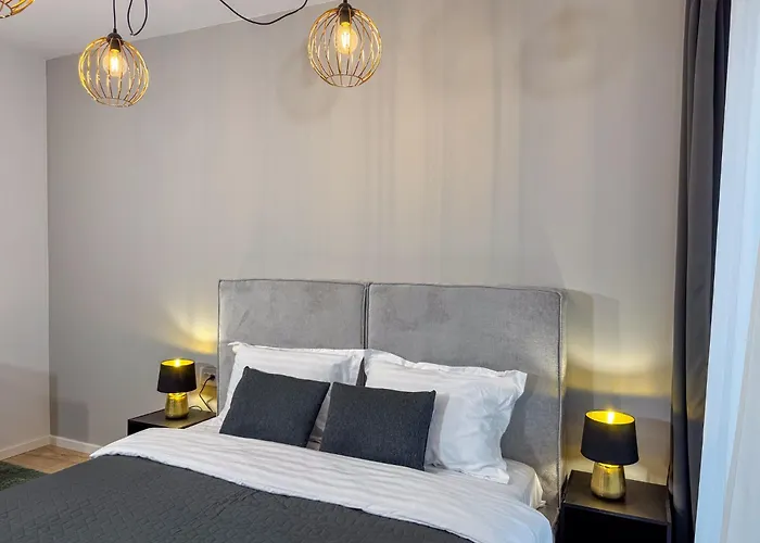 Cozy Velvet Noir, Modern & Luxury Apt, Parking Apartment