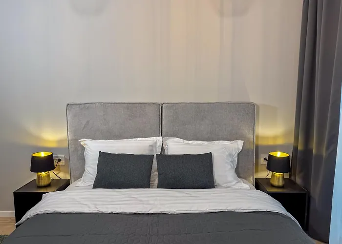 Cozy Velvet Noir, Modern & Luxury Apt, Parking Apartment Brasov