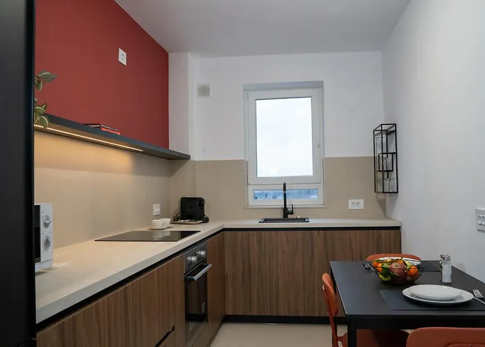 Cozy Velvet Noir, Modern & Luxury Apt, Parking *