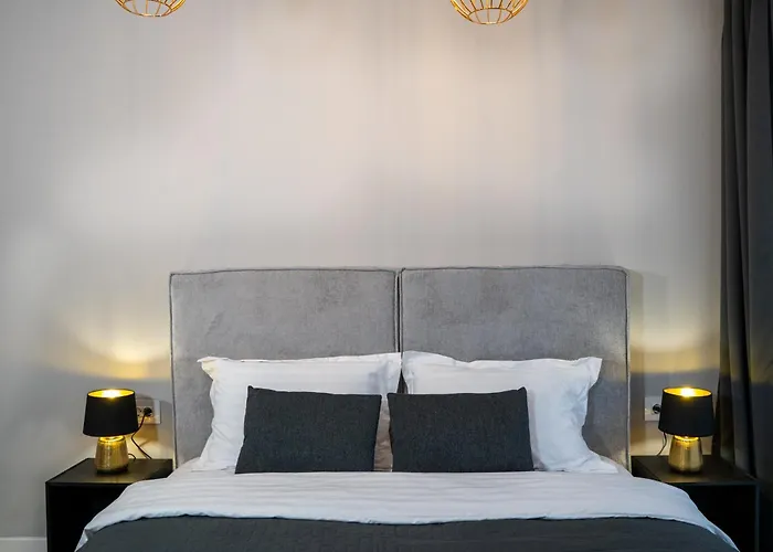 Cozy Velvet Noir, Modern & Luxury Apt, Parking