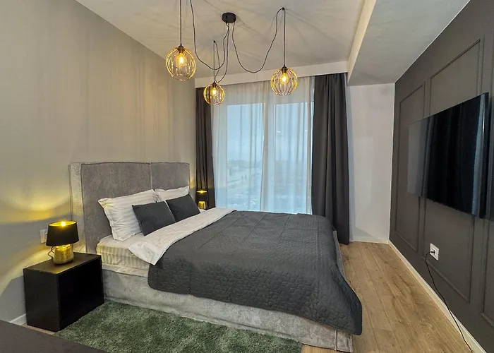 Cozy Velvet Noir, Modern & Luxury Apt, Parking