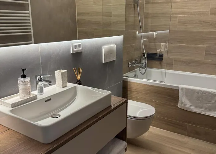 Cozy Velvet Noir, Modern & Luxury Apt, Parking Braszów