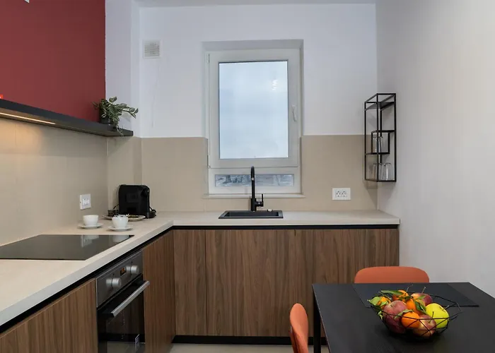 Cozy Velvet Noir, Modern & Luxury Apt, Parking