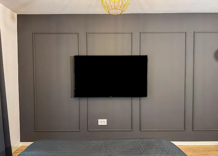 Cozy Velvet Noir, Modern & Luxury Apt, Parking